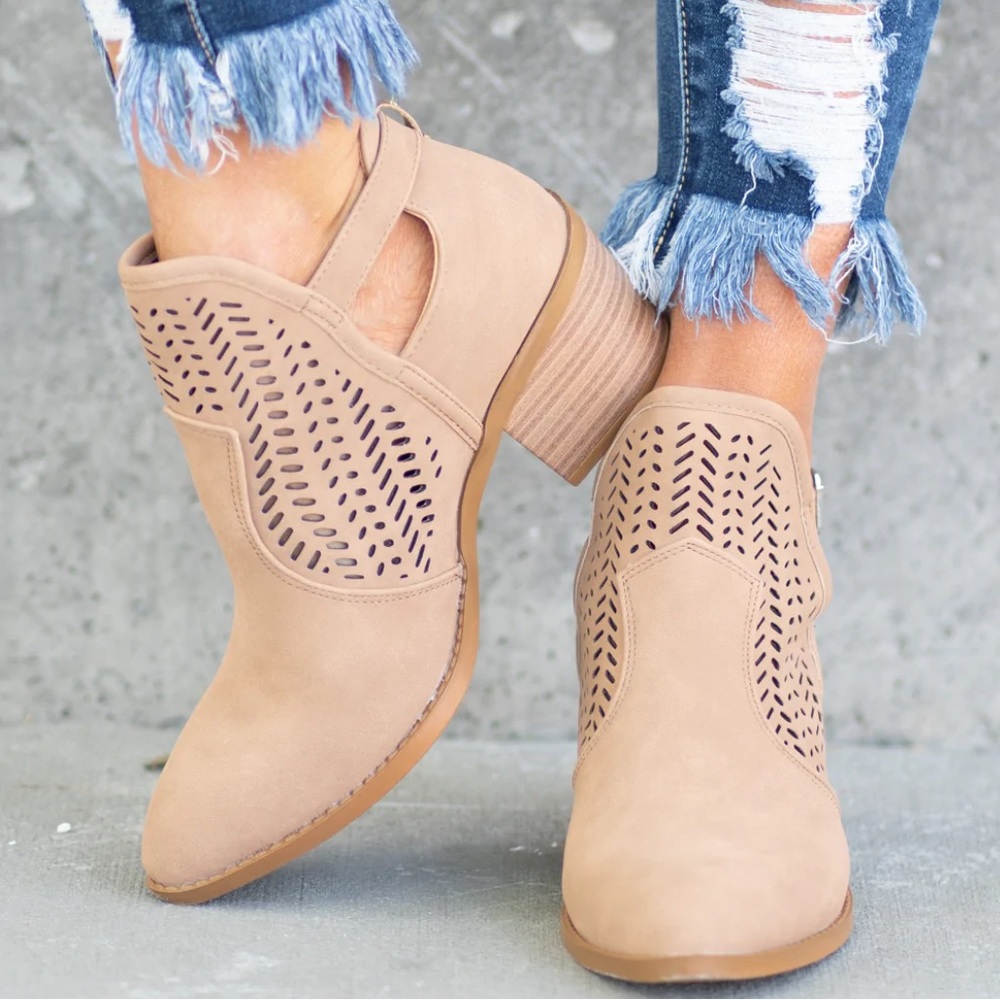 Wild Diva Lounge So Chic Camel Booties size 7.5